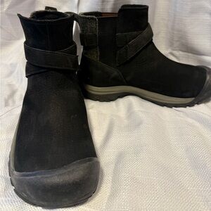Keen Boots Woman's Size 9 Black Suede Cross-Over Strap Slip-On